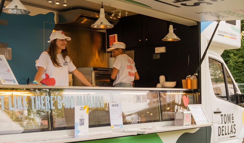 Tom & Della's food truck op Paradise City Festival